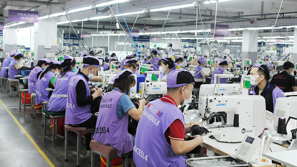 Công ty Crystar - Martin Việt Nam (KCN Quang Châu) sản xuất hàng may mặc xuất khẩu, tạo việc làm cho hơn 7 nghìn lao động. Ảnh: Việt Hưng